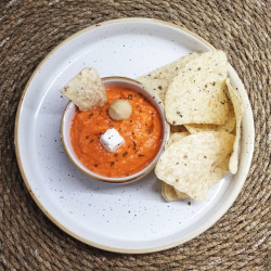 Hummus com pão pita e legumes